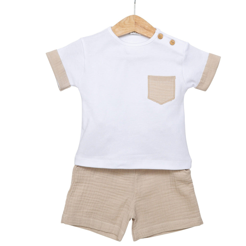T-shirt met beige borstzakje en kort beige broekje