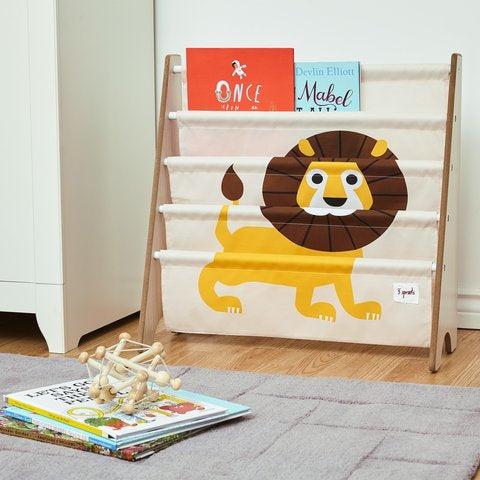 Een boekenrek met een leeuw in een kinderkamer