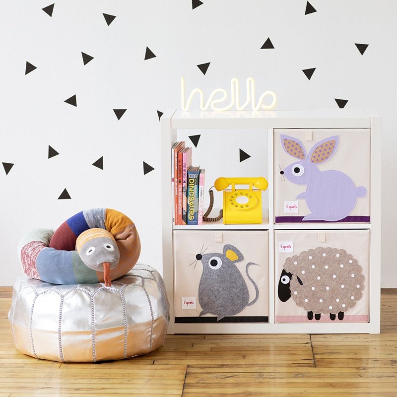 Opbergdozen in een kast in een kinderkamer
