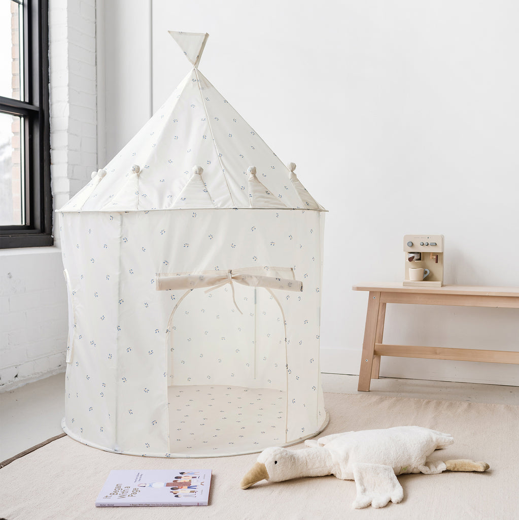 Een speeltent in de kleur taupe in vorm van een kasteel in een kinderkamer