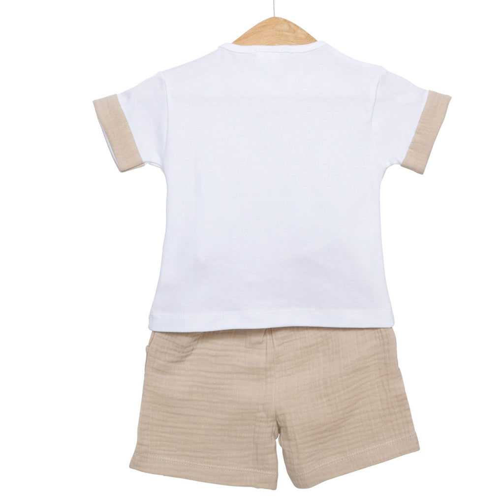 T-shirt met beige borstzakje en kort beige broekje