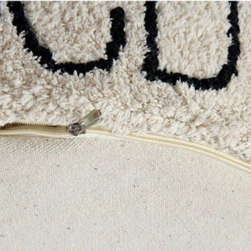 Lorena Canals Poef in het gebroken wit met de letters van het alfabet. 