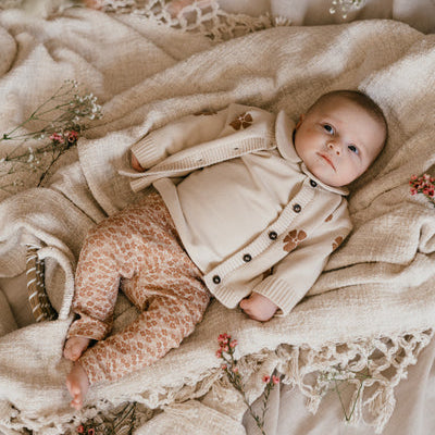 A Tiny Story Long sleeve Beige met een mooie sierlijke kraag en een donker beige klavertje voor op. In maat 44,50,56,62,68,74