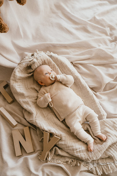 A Tiny Story overslag vestje new born Snow met broekje snow verkrijgbaar in maat 50,56,62,68,74