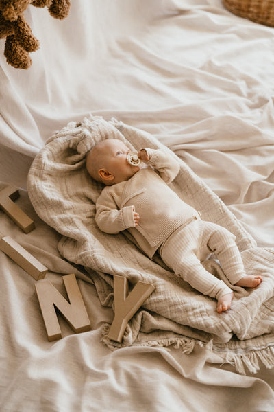 A Tiny Story overslag vestje new born Snow met broekje snow verkrijgbaar in maat 50,56,62,68,74  