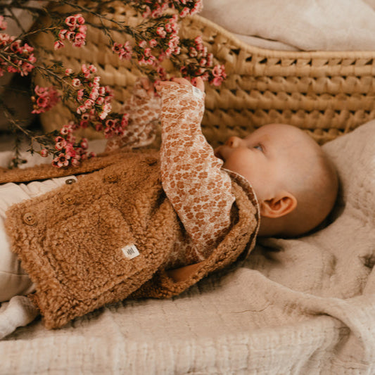 A Tiny Story longsleeve newborn in beige bloemenprint in maat 44,50,56,62,68,74