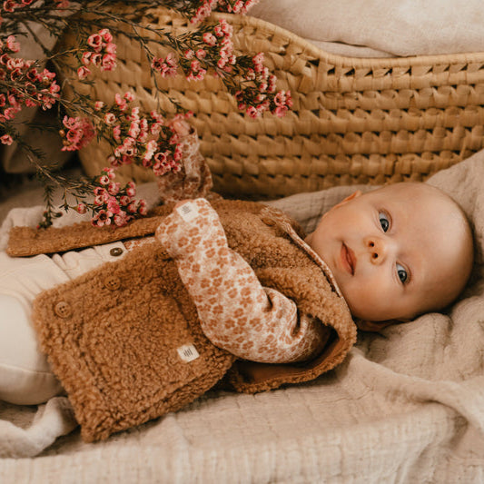 A Tiny Story longsleeve newborn in beige bloemenprint in maat 44,50,56,62,68,74