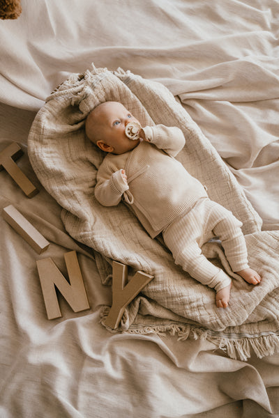 A Tiny Story overslag vestje new born Snow met broekje snow verkrijgbaar in maat 50,56,62,68,74