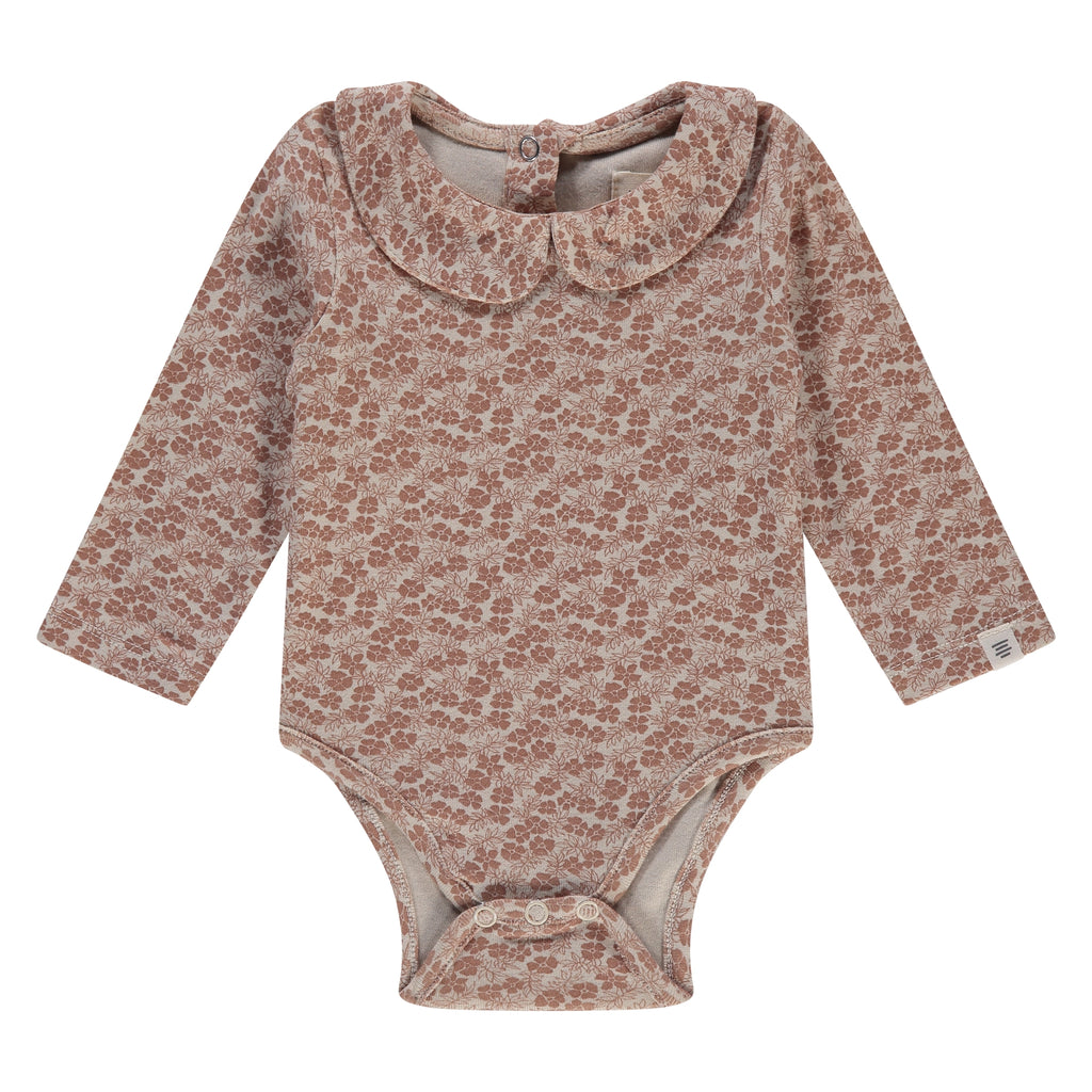 A Tiny Story Romper Newborn in beige bloemenprint. In maat 44,50,56,62,68,74.