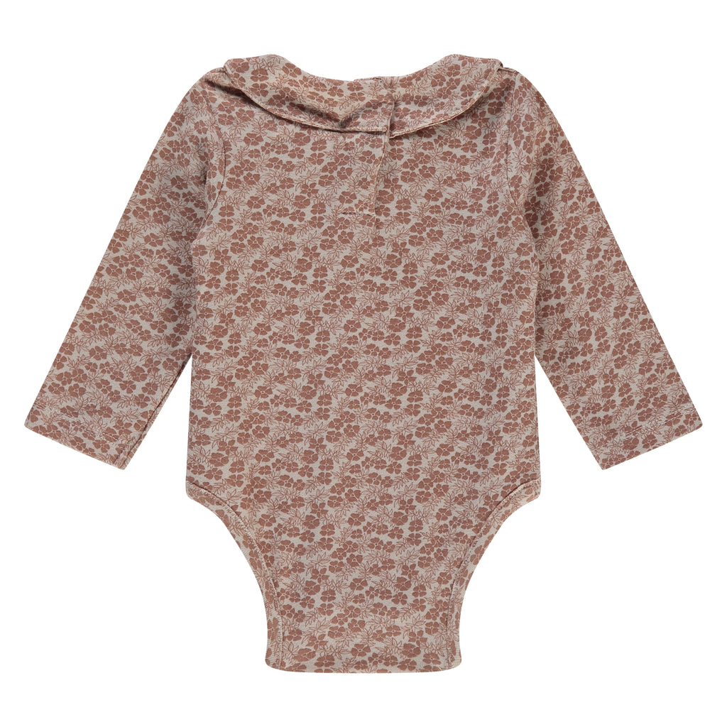 A Tiny Story Romper Newborn in beige bloemenprint. In maat 44,50,56,62,68,74.