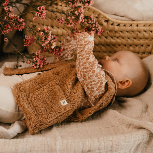 A Tiny Story Romper Newborn in beige bloemenprint. In maat 44,50,56,62,68,74.
