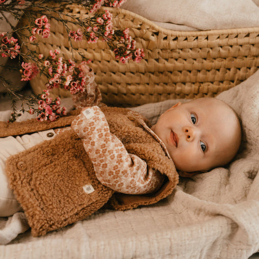 A Tiny Story Romper Newborn in beige bloemenprint. In maat 44,50,56,62,68,74.