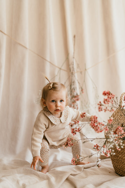 A Tiny Story overslag vestje new born Snow met broekje en longsleeve snow flower verkrijgbaar in maat 50,56,62,68,74  