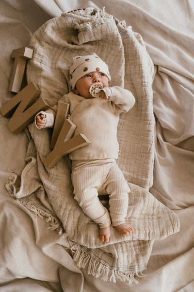 A Tiny Story overslag vestje new born Snow met broekje snow verkrijgbaar in maat 50,56,62,68,74 met cookie mutsje 