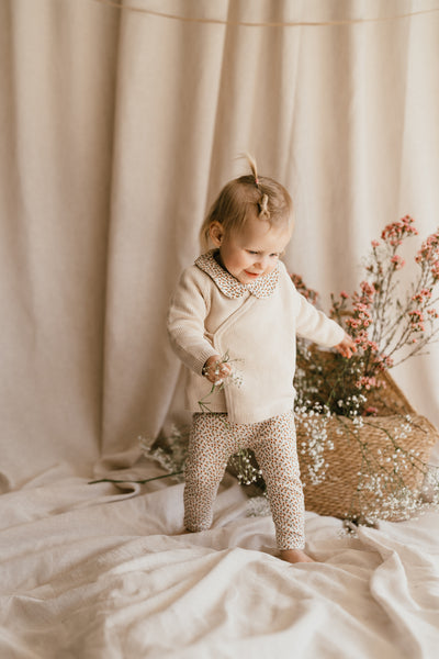 A Tiny Story overslag vestje new born Snow met broekje en longsleeve snow flower verkrijgbaar in maat 50,56,62,68,74  