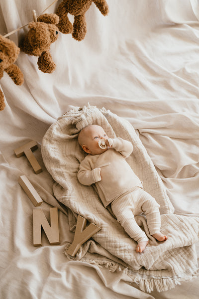 A Tiny Story overslag vestje new born Snow met broekje snow verkrijgbaar in maat 50,56,62,68,74  