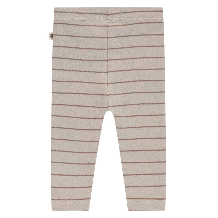 Een beige babybroekje met streepjes