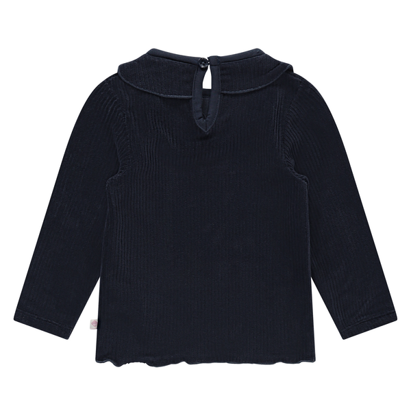 Een donkerblauw babyshirtje met een mooie roesel kraag