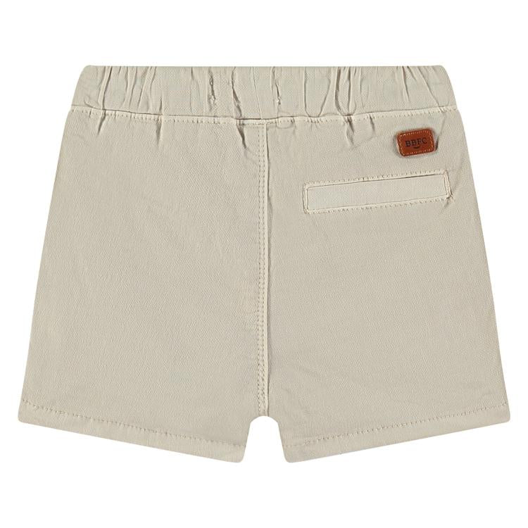 Een beige korte baby broek 