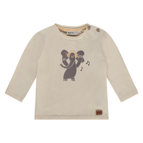 Een gebroken wit babyshirtje met een olifant erop