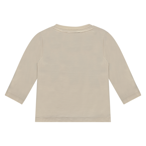 Een gebroken wit babyshirtje