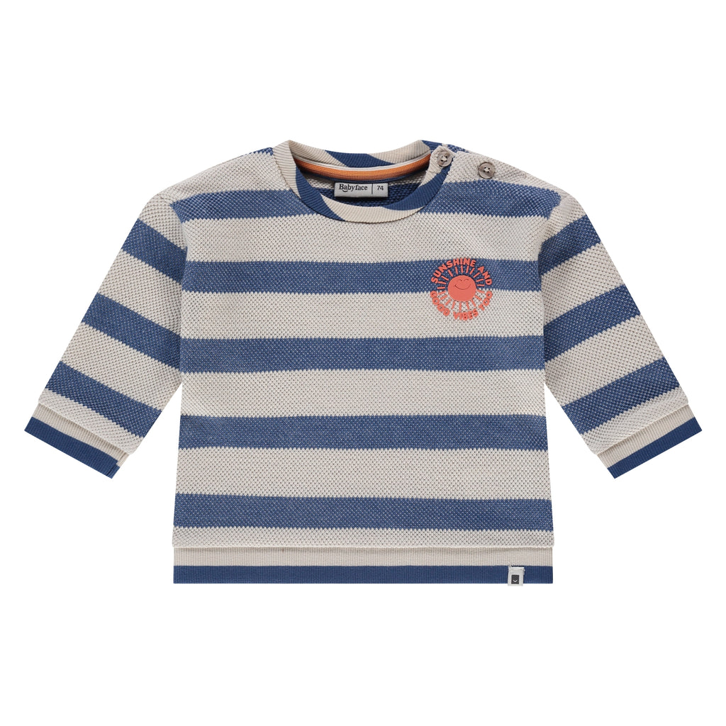 Een blauw gestreepte baby trui