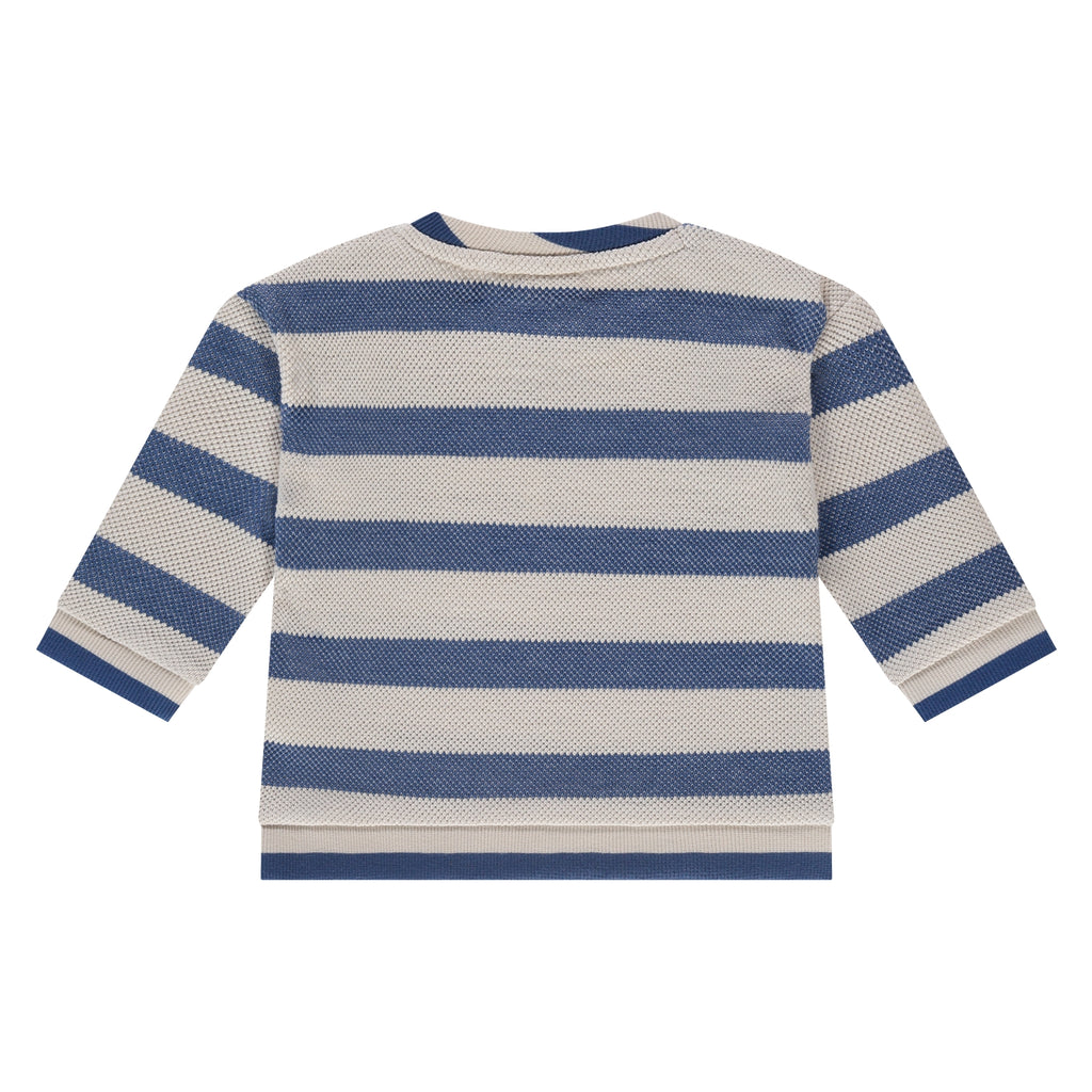 Een blauw gestreepte baby trui