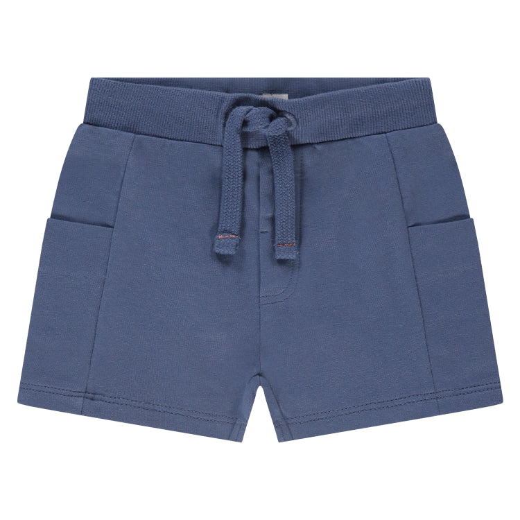 Een blauwe korte babybroek