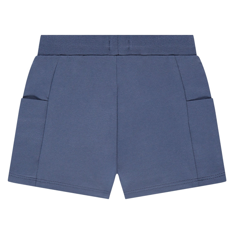 Een blauw kort babybroekje