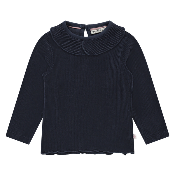 Een donkerblauw babyshirtje