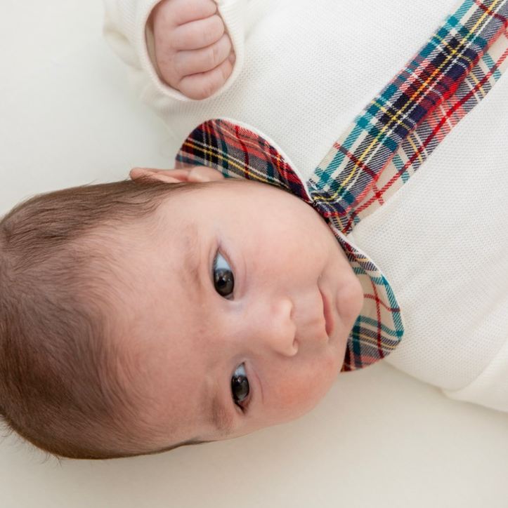 Babypakje in prachtig gebreid écru stof, gecombineerd met een winters geruite stof.
