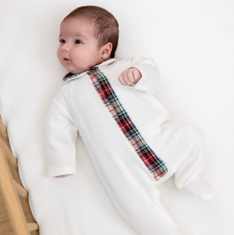 Babypakje in prachtig gebreid écru stof, gecombineerd met een winters geruite stof.