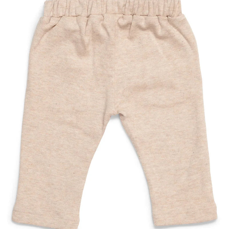 De achterkant van een beige broekje