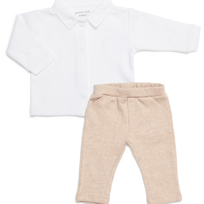 Een babypakje met een wit overhemdje en een beige broekje