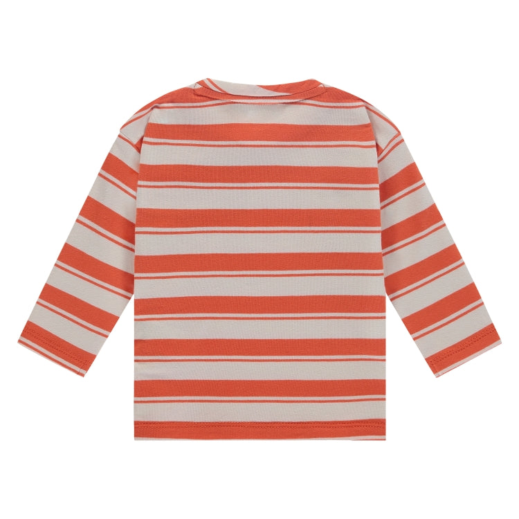 Een oranje gestreept babyshirt