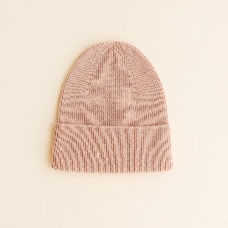 Hvid Beanie Fonzie Baby mutsje, in kleur rose. Gemaakt van 100% merinowol.