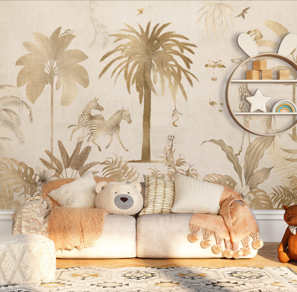 Fleur des Fleurs Behang - Safari Chique Gold. In vlies en vinyl. Giraffes, palmbomen, zebra. In beige en goud tint.
