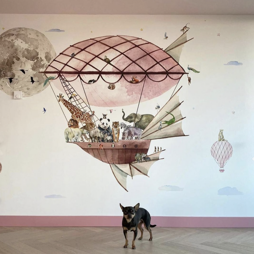 Fleur des Fleurs Behang - Zeppelin Pink Fly me to the Moon in vlies en vinyl.