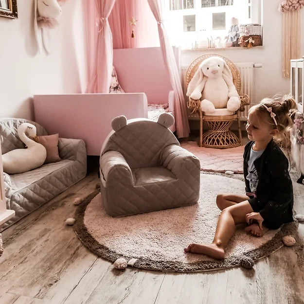 Kinderfauteuil gemaakt van stevige foam en heeft een zachte velvet hoes in de kleur beige, vintage beige, ecru, offwhite en blauw.