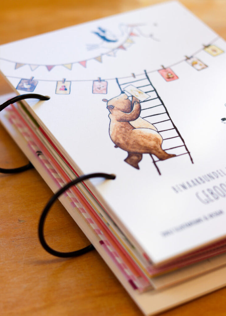 Bewaarbundel geboortekaartjes met een beer