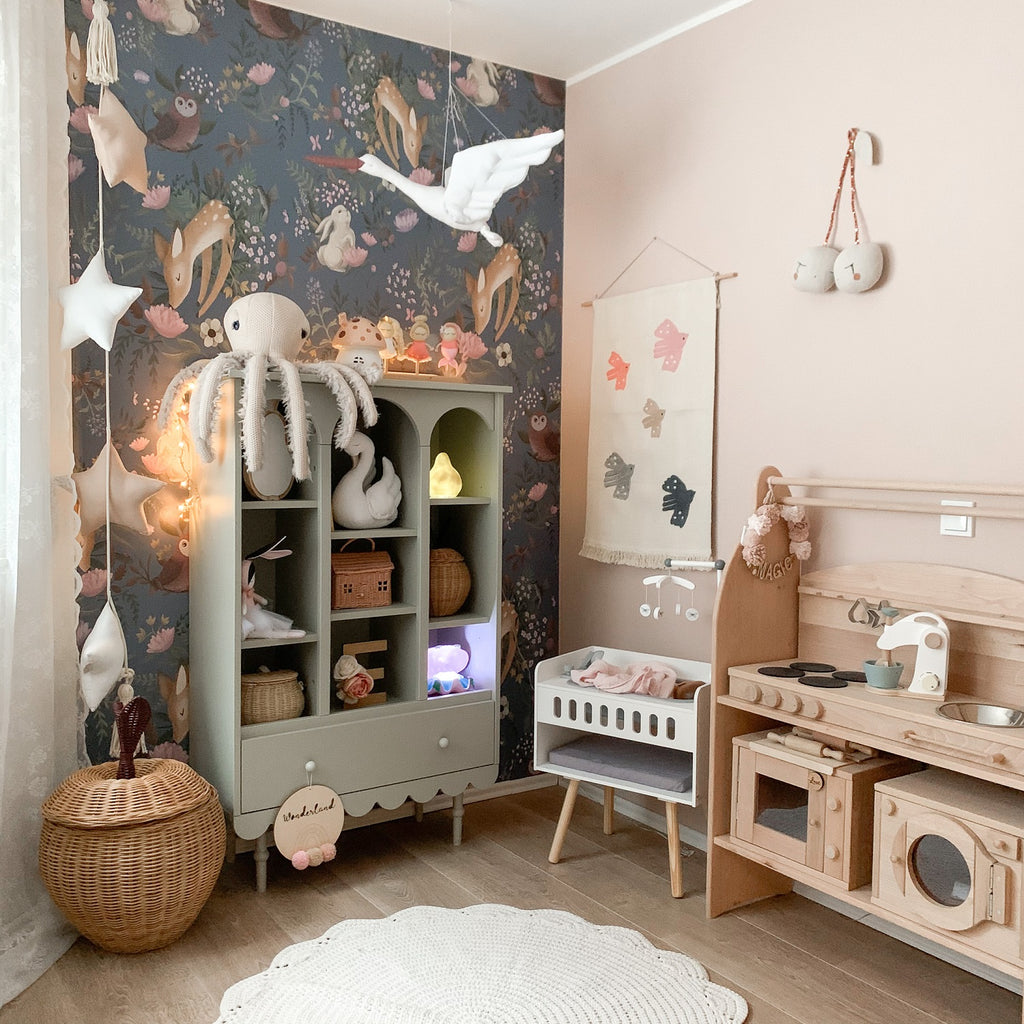 Een olijfkleurige boekenkast in een kinderkamer