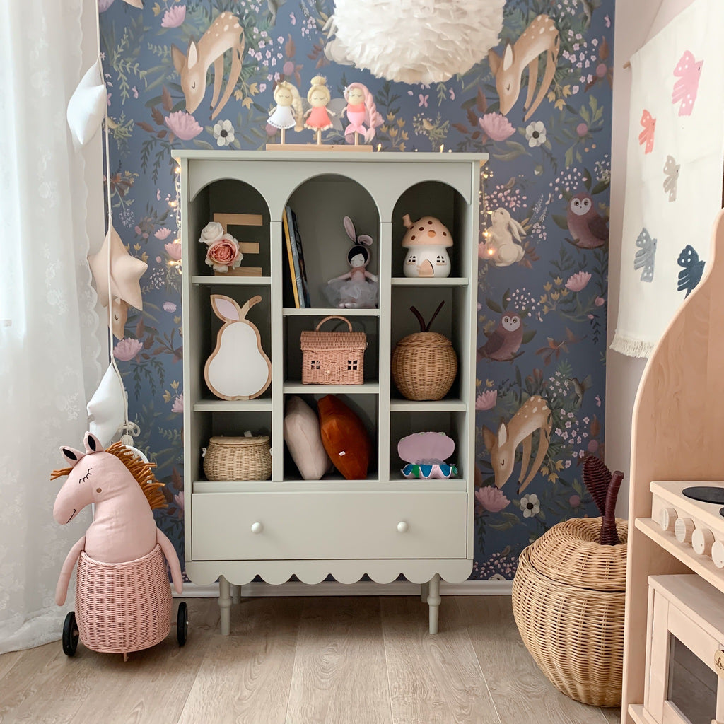 Een olijfgroene boekenkast in een kinderkamer
