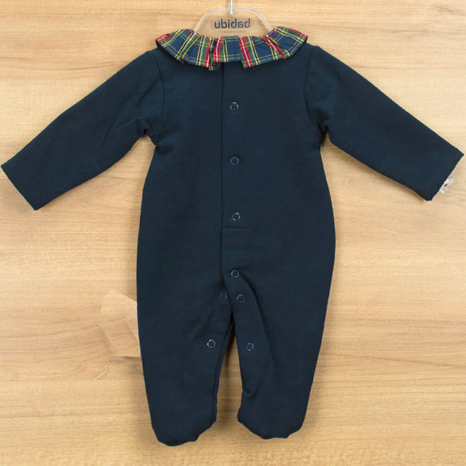 Achterkant van een donkerblauw boxpakje met een geruit kraagje