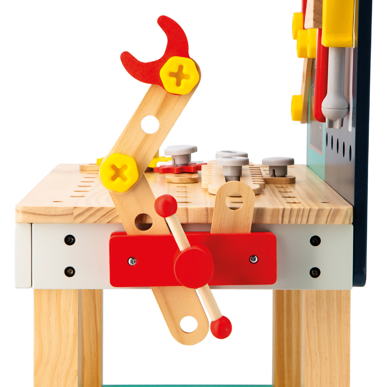 Grote robotwerkbank, monteer zijn armen om hem tot leven te wekken! Jouw kindje ontdekt een wereld van hout (3 stuks magnetisch gereedschap, 1 bankschroef, 7 tandwielen, 9 platen) en kunststof (8 schroeven, 8 moeren, 12 spijkers,…) om zijn verbeelding de vrije loop te laten.