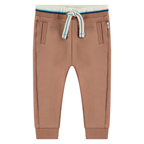 Een bruine babybroek