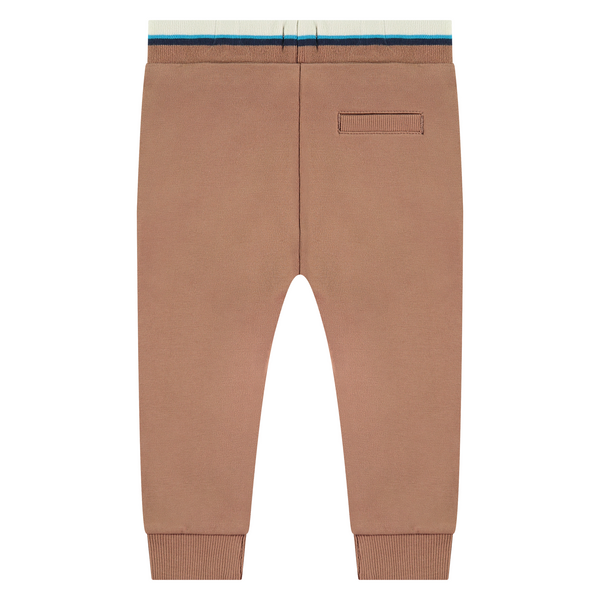 De achterkant van een bruine kinderbroek