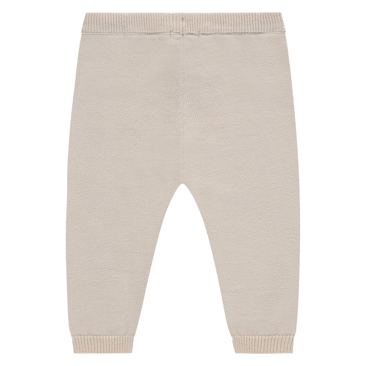 Een licht beige baby broekje