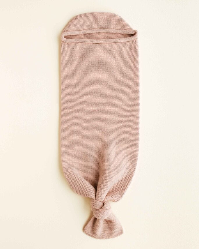 Een licht roze baby cocoon deken