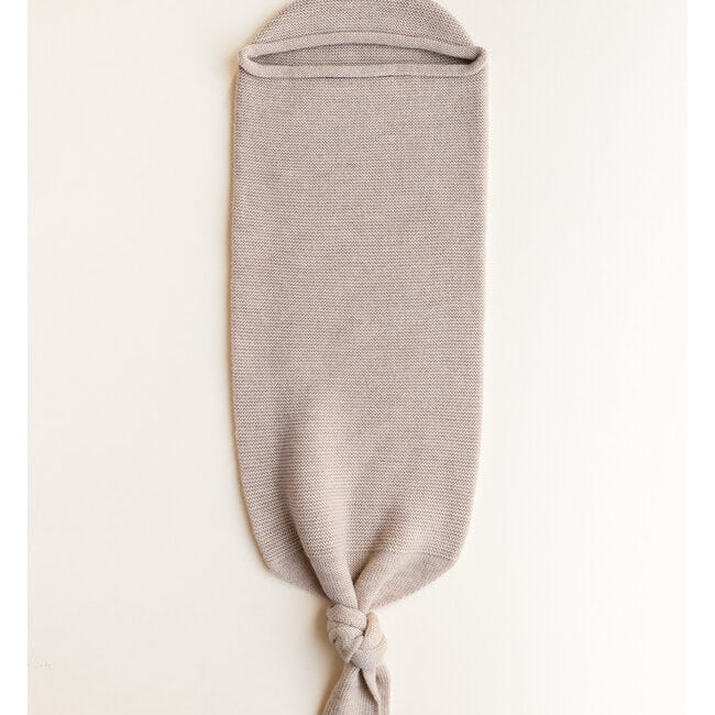 Een licht beige baby cocon deken