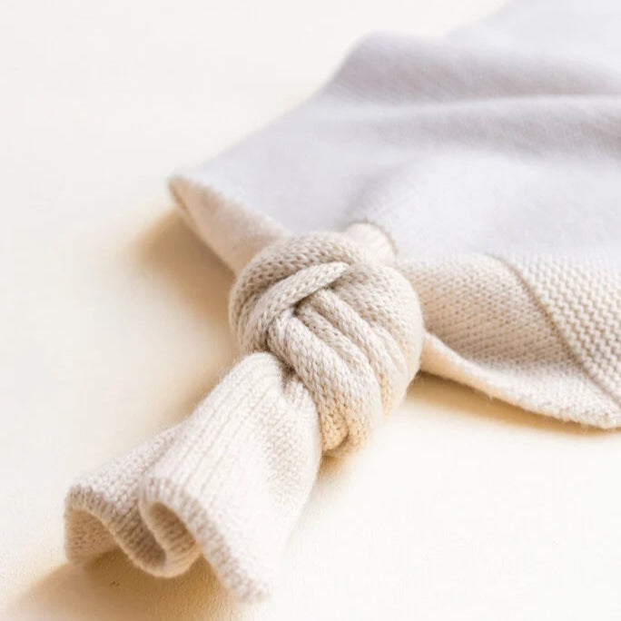 Een crème kleurige cocoon deken voor baby's